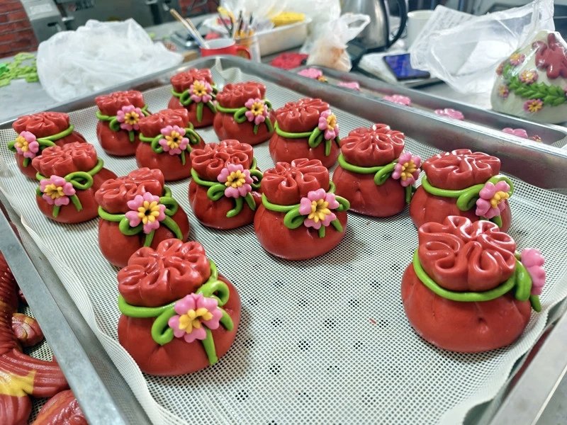 PananChina1's tweet image. 花馍摆在年夜饭桌上，又好看又喜庆。#becomingChinese #ChineseLifestyle #DailyHabits