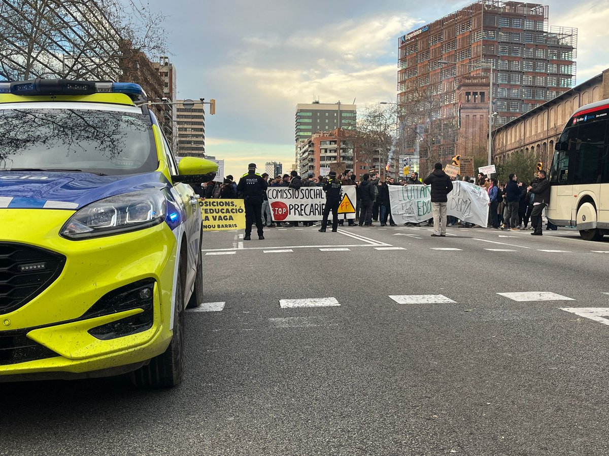 #EduacióLH Els professorat també es manifesta pels carrers de L'Hospitalet

▶️El sector de l’educació fa vaga aquest dimecres per reclamar millores

lhdigital.cat/noticies/el-se…