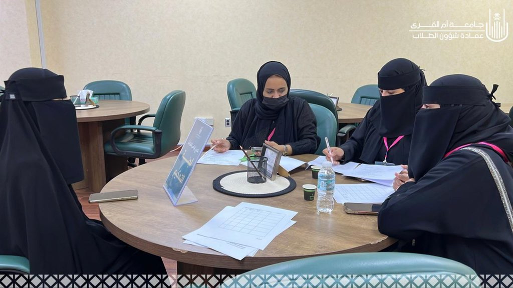 dsauqu's tweet photo. #خبر | 
أنطلقت مساء الاثنين ١٠ فبراير ٢٠٢٦م، الفعالية المنظمة من قبل نادي الموهوبين التابع لـ #عمادة_شؤون_الطلاب، تحت عنوان #غِراس_للقراءة  🌱، والذي يهدف إلى تعزيز ثقافة القراءة وتنمية الوعي المعرفي لدى الطلبة.

وكرمت مستشارة نادي الموهوبين د. منار حنيفه، ومدير إدارة المكتبات أ. عبدالله السليماني، الطلبة الفائزين من الأندية الطلابية، والحاصلين على المراكز الثلاثة الأولى وعلى جوائز مالية في هذه الفعالية، وجاءت النتائج على النحو التالي:

🥇 المركز الأول: نادي الموهوبين
الطالبة لمار المدني – بعد قراءة 1138 صفحة

🥈 المركز الثاني: نادي التصاميم والفنون
الطالب مشاري اللهيبي – بعد قراءة 430 صفحة

🥉 المركز الثالث: نادي الموهوبين
الطالبة ريماس عسيري – بعد قراءة 350 صفحة

كما شارك عدد من أعضاء هيئة التدريس في عملية التحكيم، ومن ضمنهم:
أ.د. إبراهيم الجوريشي، د. هنادي بخاري، د. إيمان ريس، د. علياء المروعي، أ. عبدالله السليماني، د. تساهيل البيشي، د. نور بصفر، ود. إيمان قنديل.

وتخلّلت الفعالية عددٌ من الفعاليات المصاحبة، شملت جانبًا تثقيفيًا، وركنًا تعليميًا للأطفال، وركنًا مخصصًا لالتقاط الذكريات 📸✨، بمشاركة أعضاء نادي الموهوبين وبالتعاون مع أعضاء نادي أصدقاء المكتبة والقراءة 

نبارك للفائزين، ونتمنى للجميع دوام الشغف بالقراءة والتميّز 🌟
#جامعة_أم_القرى 
#قسم_الأنشطة_الطلابية 
@UQU_Talented 
@kaaulib
@kaaulib_LRFC