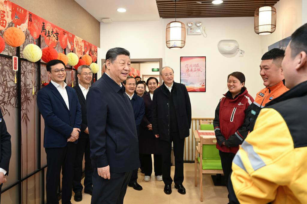 VoiceofPD's tweet image. Xi commends hard work, contributions of delivery workers during inspection tour in Beijing 

#XiJinping, general secretary of the Communist Party of #China Central Committee, on Tuesday commended the hard work and contributions of delivery #workers.

When visiting a community