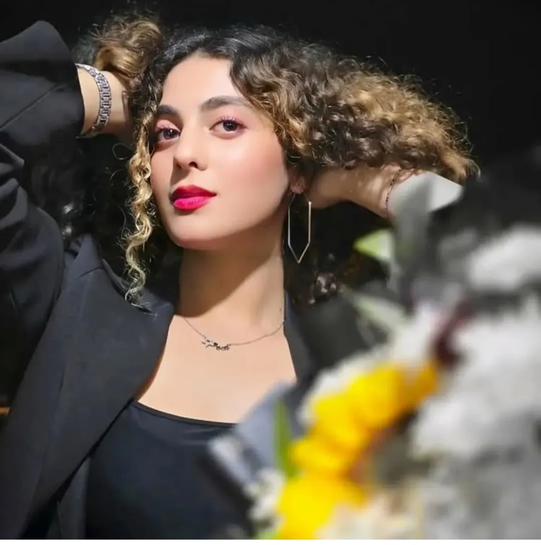 rainygirl1401's tweet image. ۲۲ روز پیش با ۱۲ تا ماشین و صورتهای نقابدار برای بازداشت یه دختر ۱۶ ساله به منزلش در یاسوج حمله کردند و به طرز وحشیانه‌ای بازداشتش کردند و هیچ اطلاعی ازش در دسترس نیست .
جان جوان #غزل_قلندری در خطره.