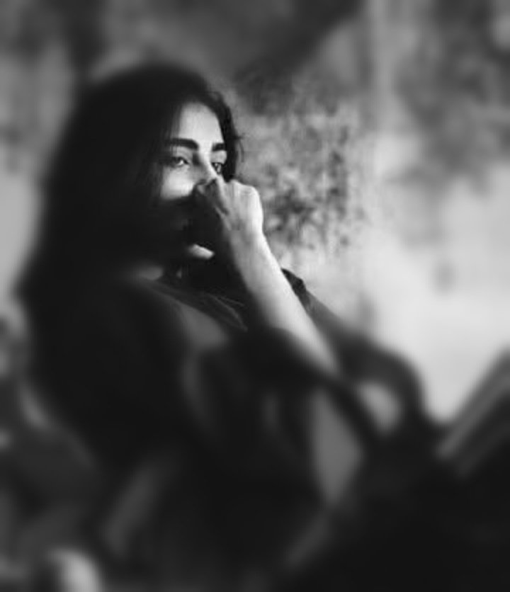 ثمة أوجاع لايؤذن للسان أن يفصح عنها ولا يجيد القلب إلا كتمانها نغلق  عليها الأبواب ونسندها إلى الصبر أسناد المتعبين نحملها في الخفاء ثقلاً والعلن هدوء مصطنعاً  نصبر لا لأن الصبر سهل بل لأن الشكوى لغير الله وهن ولأن الله أذا شاء جبر واذا جبر أدهش واذا أدهش أنسئ القلب وجعة....