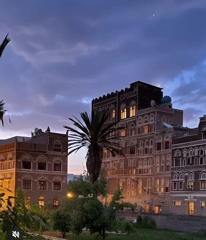 في فقدان الأحبة نستشعر معنى موت الأماكن وموت البيوت وموت الحياة ونحن على قيدها تغدو الجدران غريبة نمر بالأيام كأننا نزورها ولانسكنها نعيش لأن النفس مازال يصعد ويهبط لا لأن الروح بخير  فالفقد لاياخذ أشخاصاً فقط أنه يطفي فينا المدن ألتي بنيت بأسمائهم....