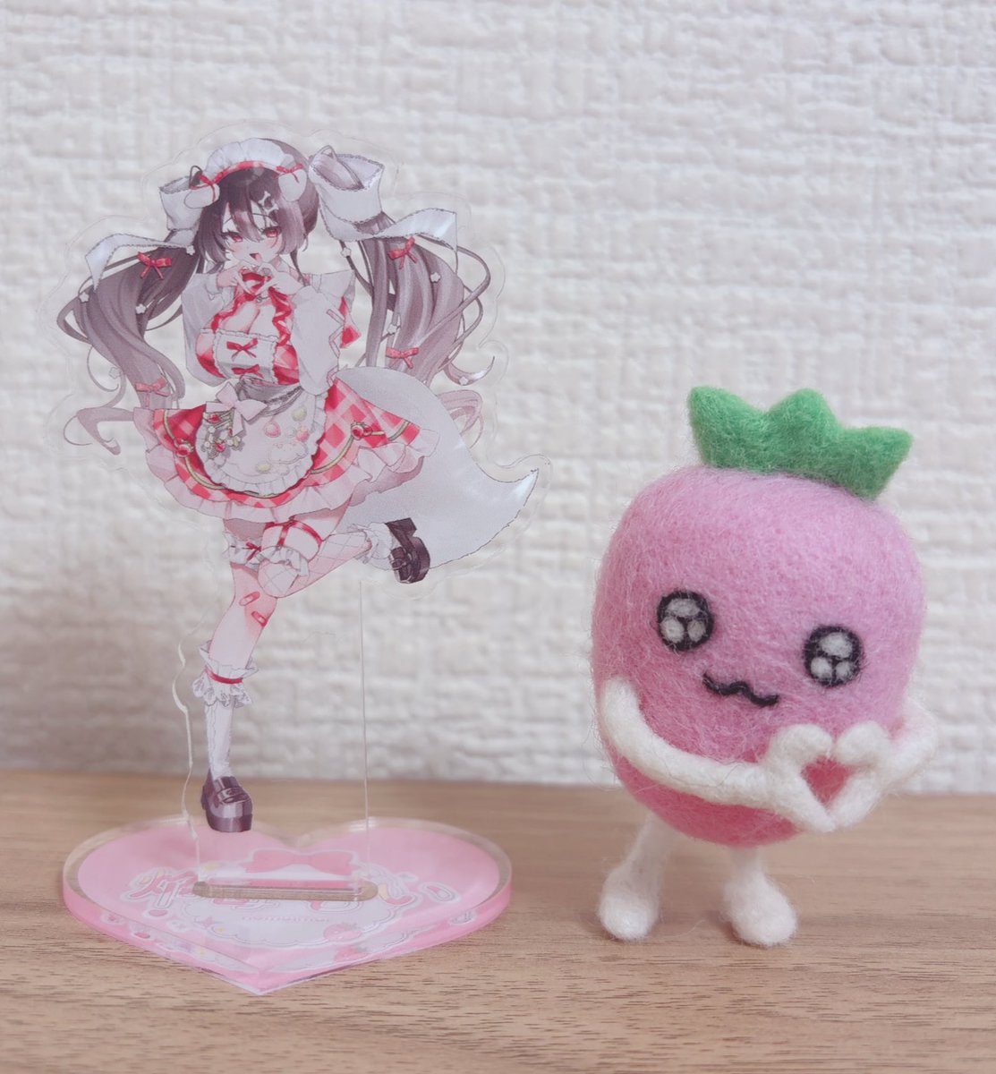 アクスタ届いた報告と共に 羊毛フェルトで、いちご人間作ってみました