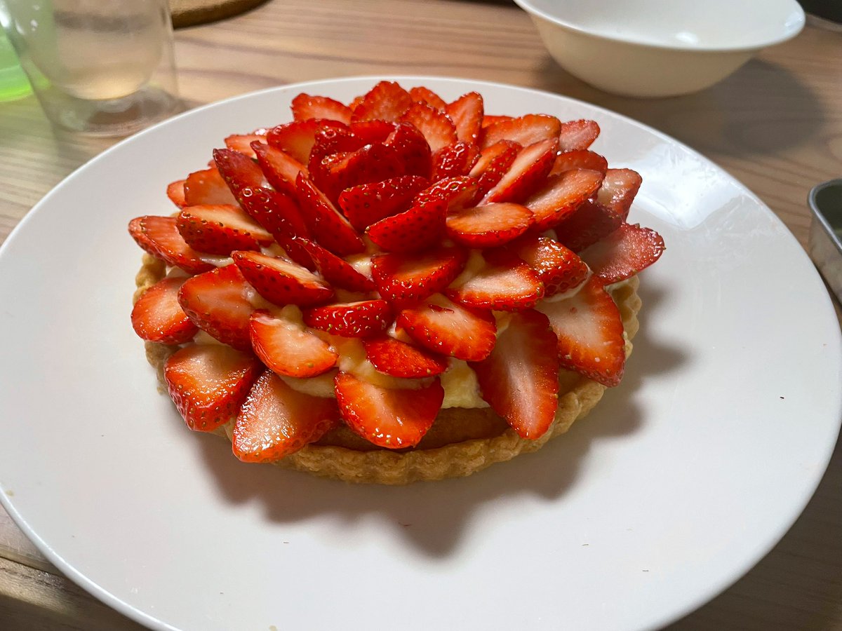 roriitasaikou's tweet photo. 誕生日なのです🎊
#誕生日
#手作り
#いちごタルト https://t.co/4WDLNDBnuJ