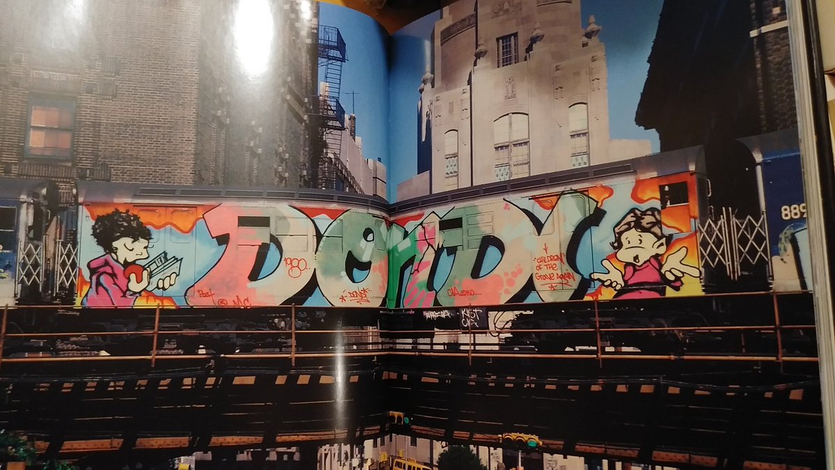 こちらも出しました。 初期のヒップホップカルチャーの写真集です