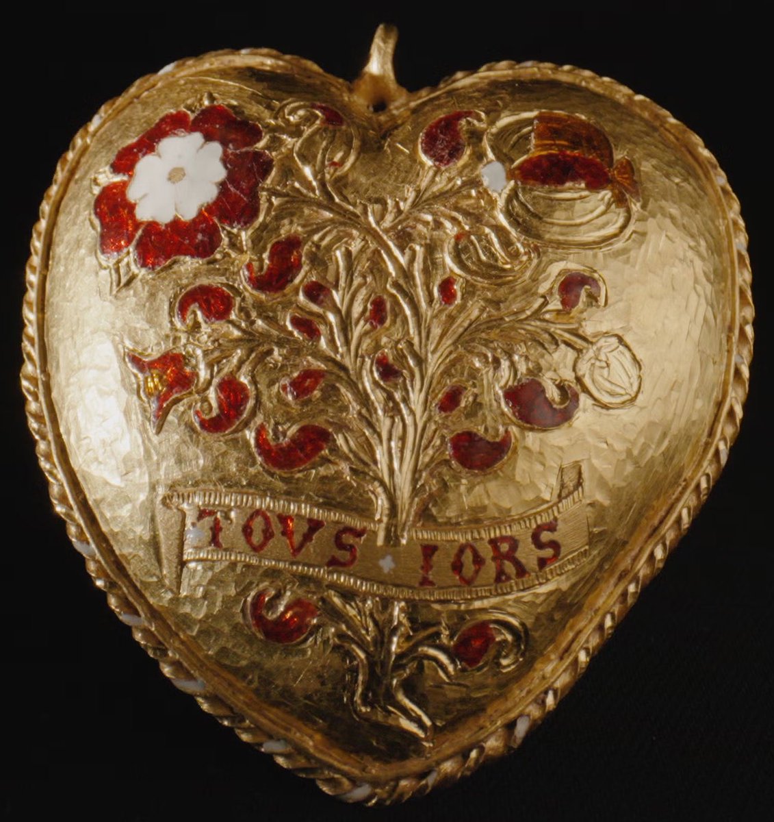 worldreads's tweet photo. The “Tudor Heart” pendant was found by a metal detectorist in a Warwickshire field in 2019. It was gifted to Catherine of Aragon by King Henry VIII. It displays the Tudor rose &amp; a pomegranate tree, with a banner reading “tousjors” in old French, which translates to “always”. https://t.co/Yd9S8XpPSU