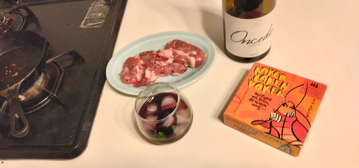 キッチンドランカーなんでスキレットに胡椒、ニンニク、塩、パプリカパウダー揉み込んだラムを焼いワインを氷で薄めてで流し込むのが美味いと思ってます。あーカケラケンポーカー見ながらやってます。