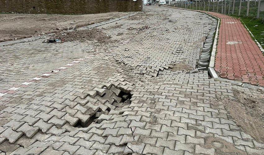 Ayvacık’ta Sağanak Alarmı: Dereler Taştı, Yollar Zarar Gördü
burasicanakkale.com.tr/haber/71990-ay…