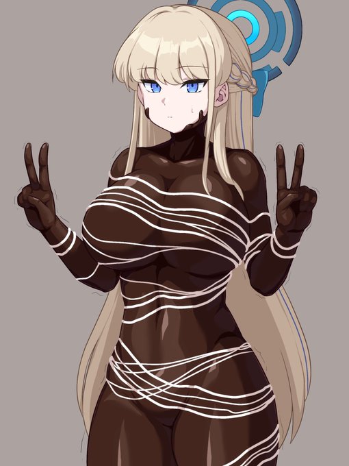 ピースサインのままチョコレートで固められたトキ 