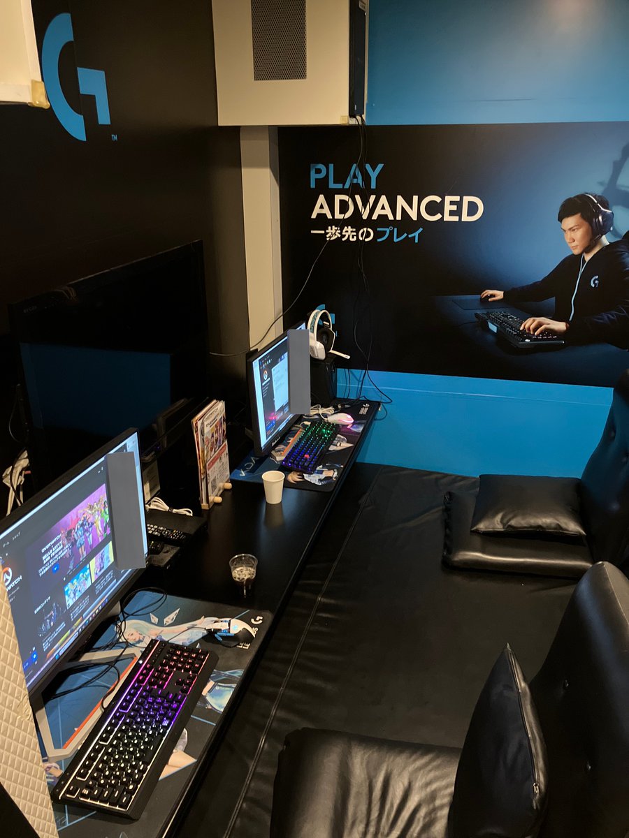 Yuthanol's tweet photo. Overwatchコラボカフェ池袋に行こうとしてるやつに1つ忠告しておく

ゲーミングPCを2台使える2人部屋はこんな感じなので、最近気になってる子とオフラインDUOしに行くと絶対に"そういう感じ"になる

ただ、池袋駅近隣はホテルがたくさんあるので、そこは安心してください。 https://t.co/Zx96whVbPy