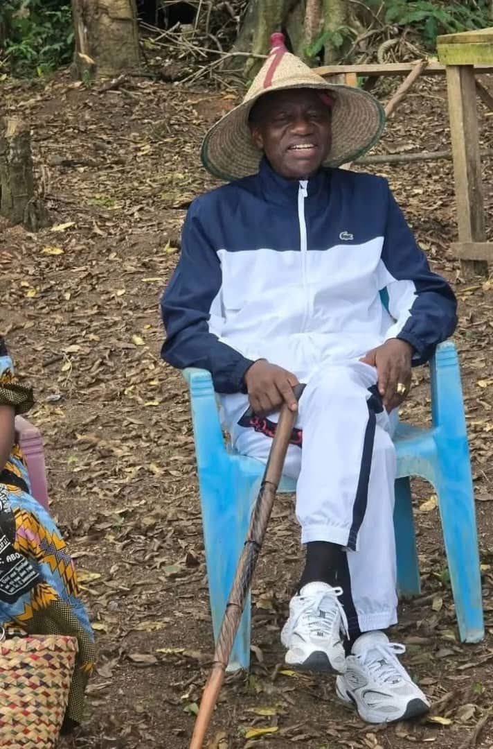 Ce matin,le cœur plein d’émoi je vous invite à vous joindre à moi pour rendre un vibrant hommage au MINSUP qui travaille d’arrache-pied depuis 21 ans 2mois et 1 jour pour faire reculer l’enseignement supérieur en particulier et le Cameroun en général.