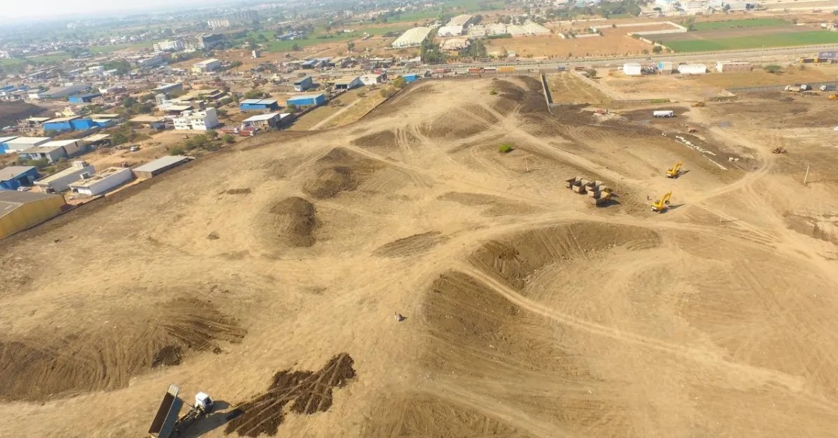 🚨 Meet IAS Asheesh Singh, cleared 13 lakh metric tons of garbage from a 100-acre dumpsite in Indore in just 6 months.

> Cost? Less than ₹10 crore.

> Fires from plastic, cloth, wood and paper polluted the air and nearby colonies were choking due to toxic emissions.

> Between