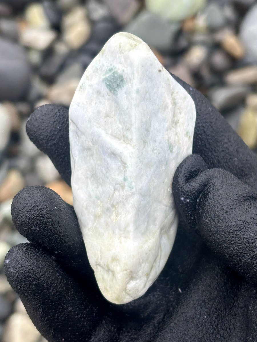 今日は色んな美しい翡翠を発見しました。 特にカクカク白翡翠は美しく