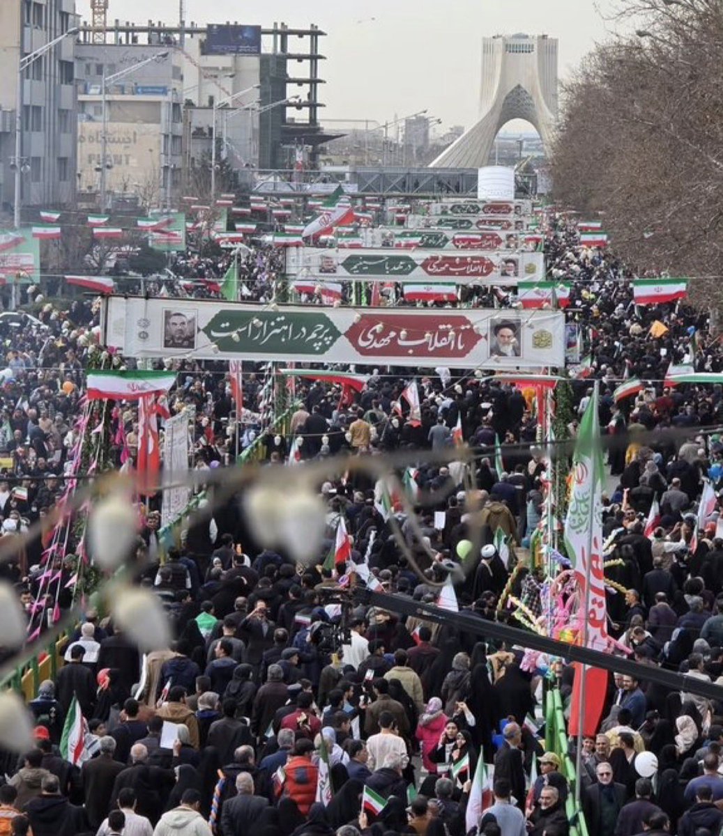 فرق می‌کنه کی فراخوان بده
#جانم_فدای_رهبر