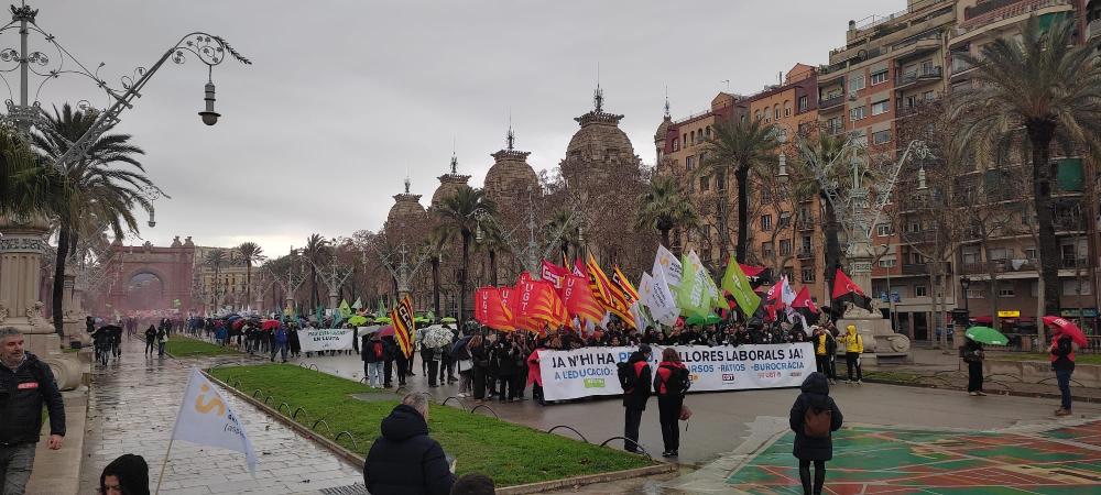 La #vaga i les manifestacions que duen a terme els #docents a Catalunya volen posar de manifest el malestar de mestres i professorat, que reclamen millores laborals i salarials, una reducció de la burocràcia i més personal per a una escola inclusiva real

diarieducacio.cat/vaga-de-docent…