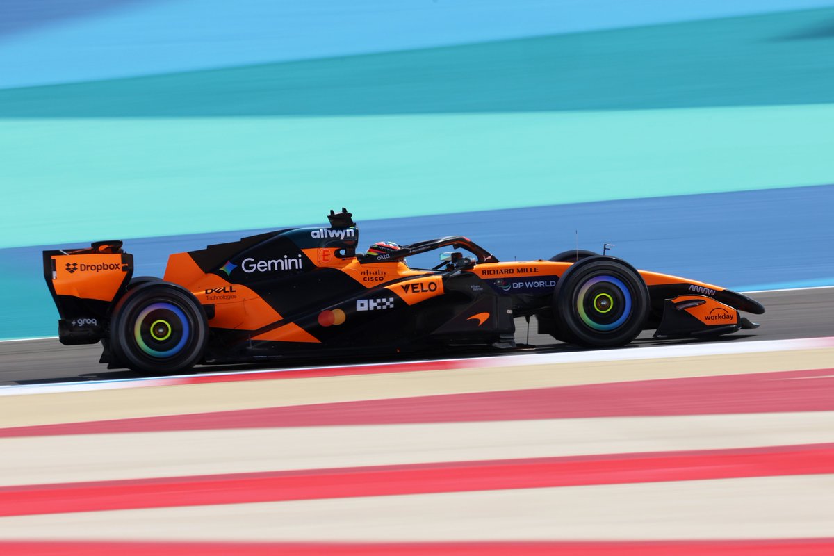All 11 cars of 2026, on-track together for the first time 👇

🧡 McLaren

#F1 #F1Testing