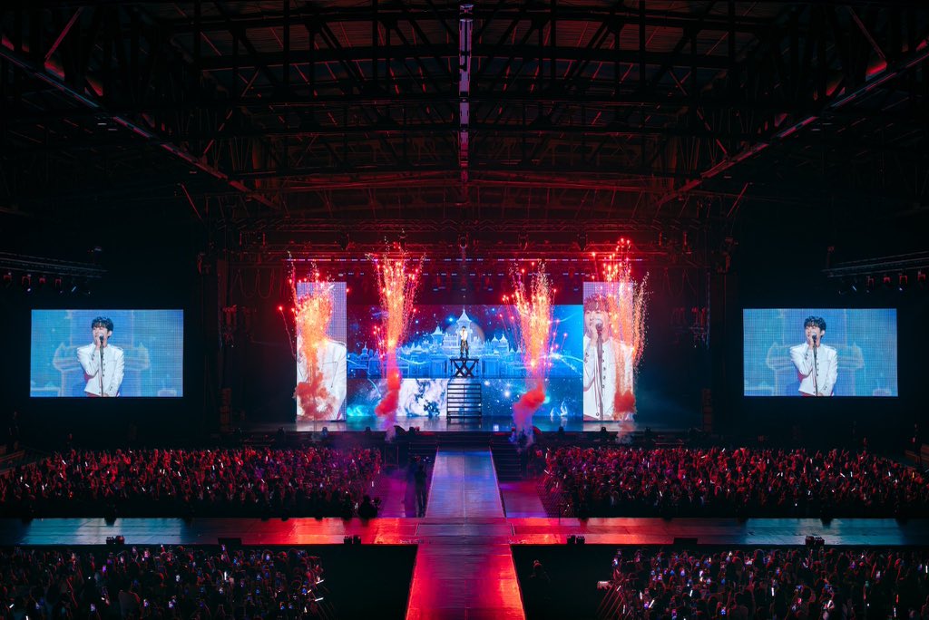 kungii_1022's tweet photo. รอบที่แล้วจอ LED 5 จอ กับเวทียกตรงเมนสเตจ รอบนี้พลุ แสง สี เสียง LED 5 จอเวทียกทั้งเมนสเตจและสเตจรองเลย ชอบมาก โดยเฉพาะตอนจบคอนด้วย be i แล้ว สเตจรองยกขึ้น ทรงพลังมากก https://t.co/vbOYplOYKE