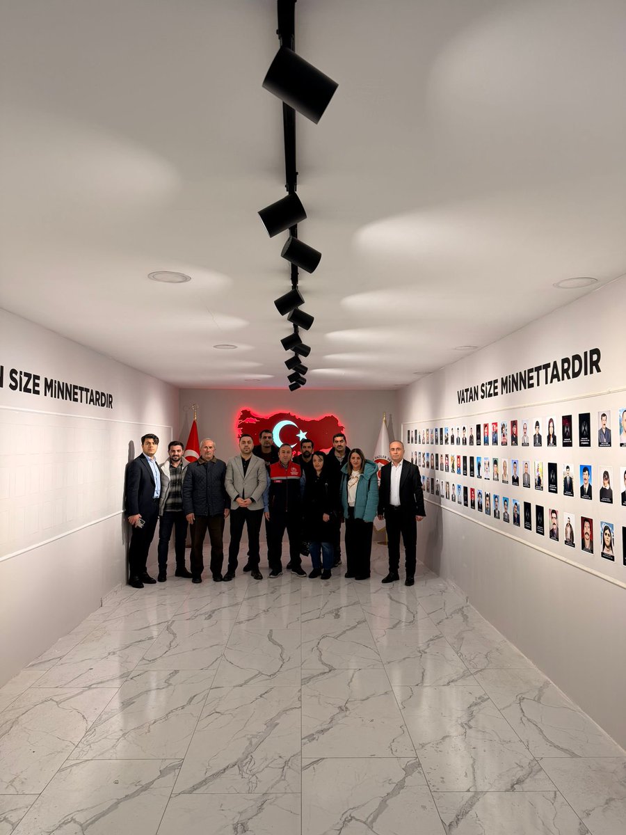 İlçe Tarım ve Orman Müdürümüz Sayın Murat İNAN ve Değerli Şehit Gazi Ailelerimizle birlikte;

Yüksekova Şehit Aileleri ve Gaziler Dayanışma Derneği Başkanımız Sayın <a href="/samikeskin30/">Sami KESKİN</a> beyefendiyi makamında ziyaret ettik.

Sayın Başkanım,

Şehit ve Gazi ailelerimize göstermiş olduğunuz