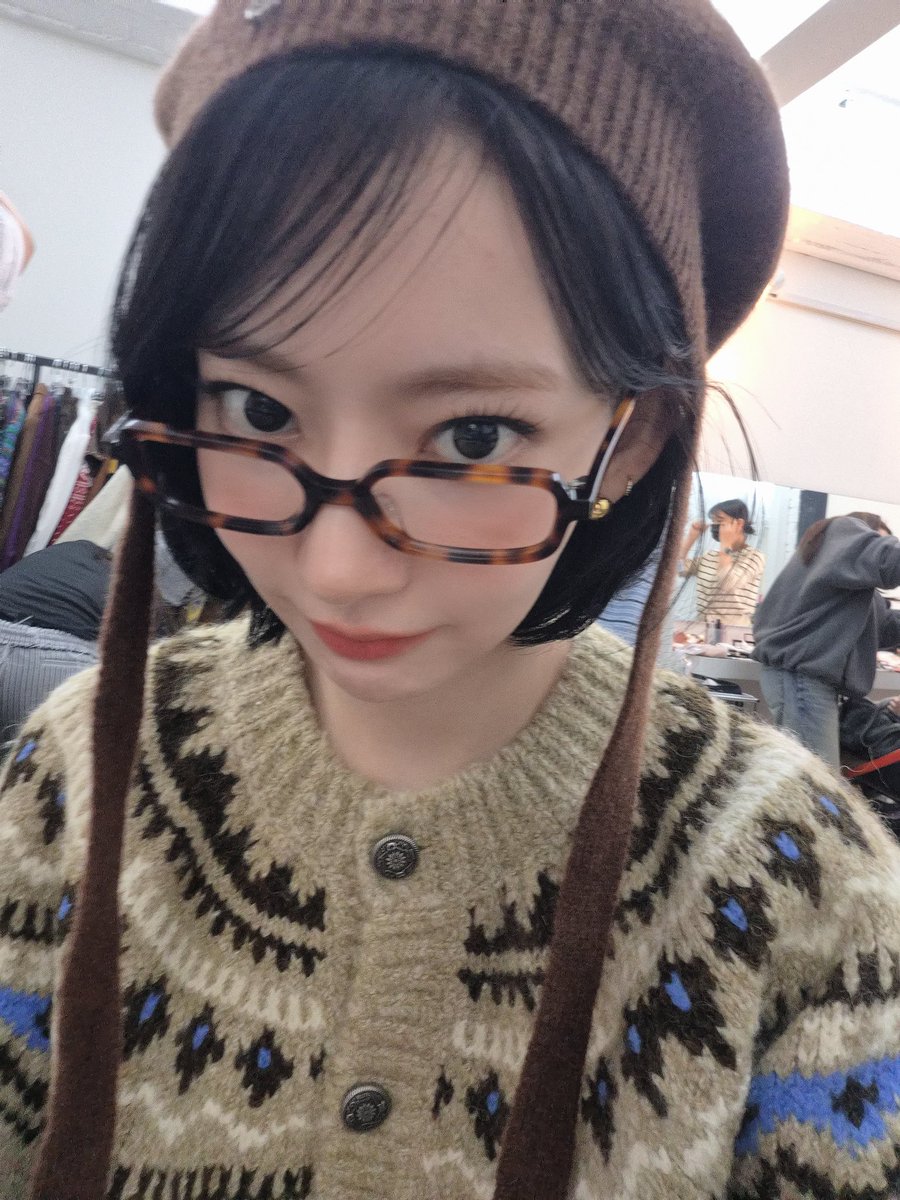 [260211]#SAKURA Weverse DM 💌

🐱: [photo] x3
🐱: I took a lot of photos during the Baskin Robbins ad
🐱: and now I remember
🐱: There must be so many photos like that.
🐱: When do you want to see the photos??
🐱: I’ll find it to you