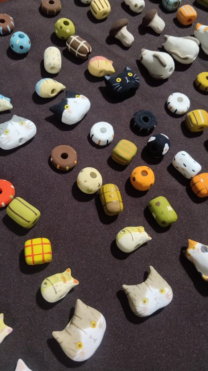 พวงกุญแจแจลูกปัดดินปัดพร้อมก๊วนน้องแมวLot✌🏻 ใกล้ความจริงแล้วว ตั้งใจผลิตให้เสร็จทันวันแห่งฟามรักที่ใกล้จะถึงนี้ฟุดๆ💕🙈