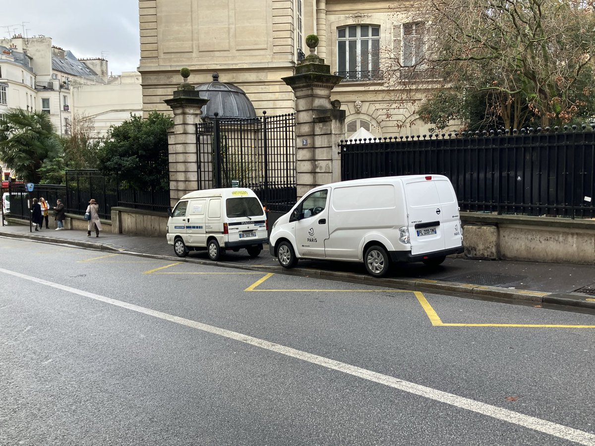 La mairie de Paris : "on va enlever les places de stationnement dans tout le quartier, personne n'a besoin de se garer dans les rues"
La mairie de Paris aussi :