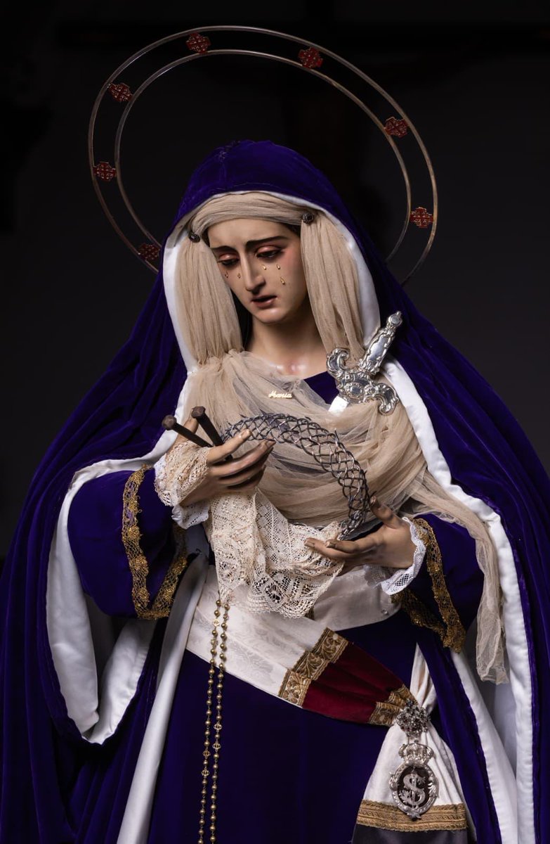 Cuánta personalidad ha ganado la Soledad del Sepulcro con la recuperación de la corona de espinas y esta colocación de manos