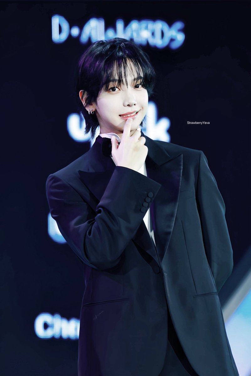 StrawberryYeva's tweet image. The cutest MC 😬😬😬

260211 D Awards

#BOYNEXTDOOR 
#MYUNGJAEHYUN #명재현 
#DAwards2026XBOYNEXTDOOR