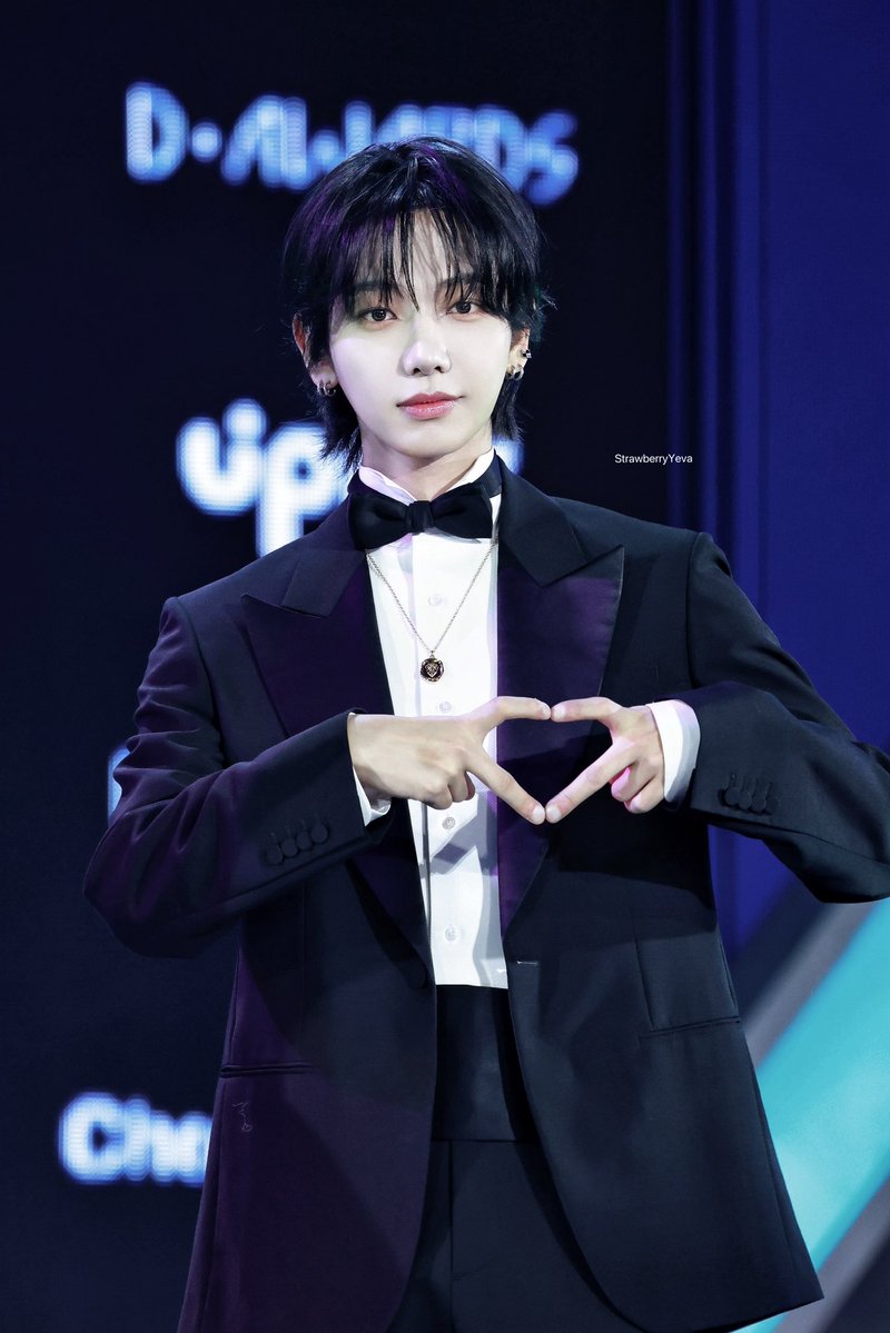 StrawberryYeva's tweet image. The cutest MC 😬😬😬

260211 D Awards

#BOYNEXTDOOR 
#MYUNGJAEHYUN #명재현 
#DAwards2026XBOYNEXTDOOR