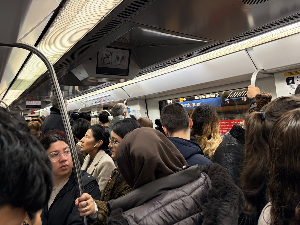 ResistenciaCat's tweet image. El PSOE ha inundat Catalunya amb immigrants sudamericans i àrabs i la seva deixadesa ha convertit el transport públic en un malson per dur bestiar. I tan panxos.