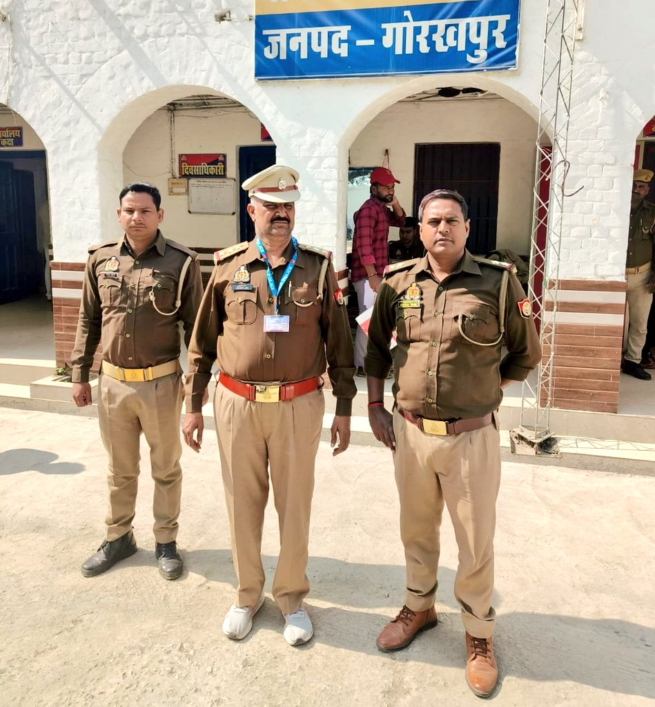 लगता है बजट वर्दी-टोपी में खत्म हो गया, जूते पर कटौती कर दी गई! 😂
गोरखपुर में पकड़े गए नकली दरोगा जी!!!
<a href="/Uppolice/">UP POLICE</a>