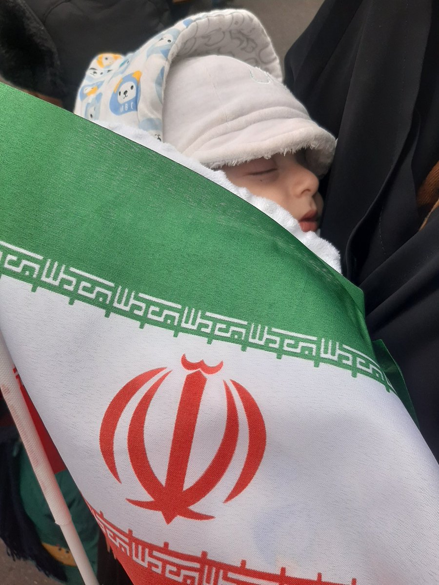 tahoora135's tweet photo. طفل ۶ماهه ما هم به پیروی از علی اصغر ۶ماهه به ندای رهبرش لبیک گفت و در راهپیمایی ۲۲بهمن ۱۴۰۴ شرکت کرد

لبیک یا خامنه ای لبیک یا حسین است🇮🇷🇮🇷🇮🇷 https://t.co/Nq2ifpD1Ro