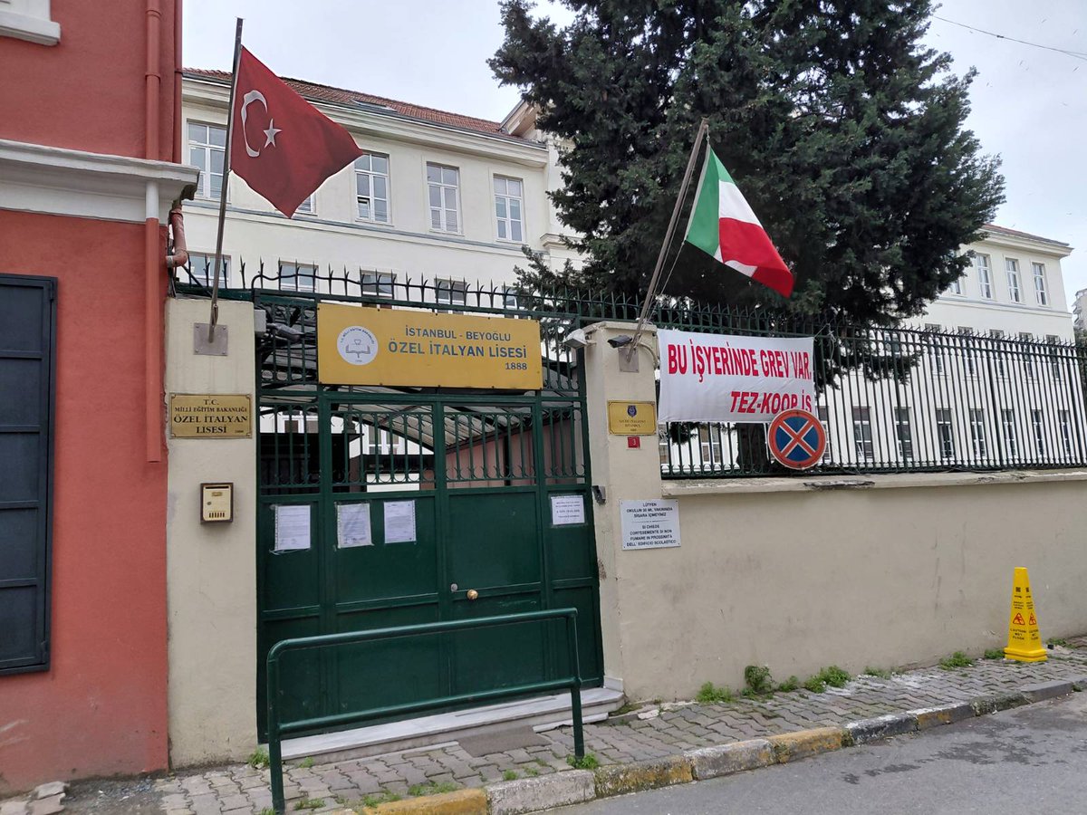ilericigenclik's tweet photo. Dayanışma dalga dalga büyüyor!

Dün İlerici Gençler Derneği olarak 1920 TKP İstanbul il örgütüyle beraber, yabancı öğretmenlerle aralarındaki ücret farklarının, ayrımcı uygulamaların ve sendikal alandaki baskıların kaldırılması talebiyle greve başlayan Beyoğlu İtalyan Lisesi öğretmenlerine ziyarette bulunduk. Yabancı sermaye eğitim emekçilerin direnişini kırmak isterken, sendika, öğretmen ve öğrencilerin birliği, çabalarını boşa çıkardı. Halayların çekilip, sloganların atıldığı ziyarete okul yönetiminin engel çabalarına rağmen öğrencilerin gösterdiği ilgi, dayanışmanın en güzel örneklerinden biri oldu.

Eşit işe eşit ücret talebi ile yola çıkan İtalyan Lisesi emekçilerinin yanındayız!
Sermayenin tahakkümüne karşın tüm yurtta direnişi örgütlemeye devam edeceğiz!

#italyanlisesi #grev