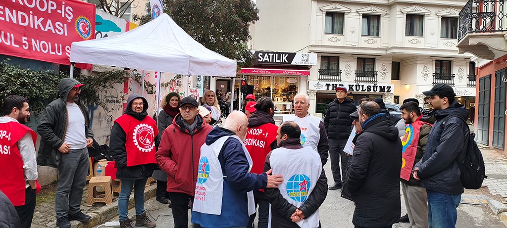 ilericigenclik's tweet photo. Dayanışma dalga dalga büyüyor!

Dün İlerici Gençler Derneği olarak 1920 TKP İstanbul il örgütüyle beraber, yabancı öğretmenlerle aralarındaki ücret farklarının, ayrımcı uygulamaların ve sendikal alandaki baskıların kaldırılması talebiyle greve başlayan Beyoğlu İtalyan Lisesi öğretmenlerine ziyarette bulunduk. Yabancı sermaye eğitim emekçilerin direnişini kırmak isterken, sendika, öğretmen ve öğrencilerin birliği, çabalarını boşa çıkardı. Halayların çekilip, sloganların atıldığı ziyarete okul yönetiminin engel çabalarına rağmen öğrencilerin gösterdiği ilgi, dayanışmanın en güzel örneklerinden biri oldu.

Eşit işe eşit ücret talebi ile yola çıkan İtalyan Lisesi emekçilerinin yanındayız!
Sermayenin tahakkümüne karşın tüm yurtta direnişi örgütlemeye devam edeceğiz!

#italyanlisesi #grev