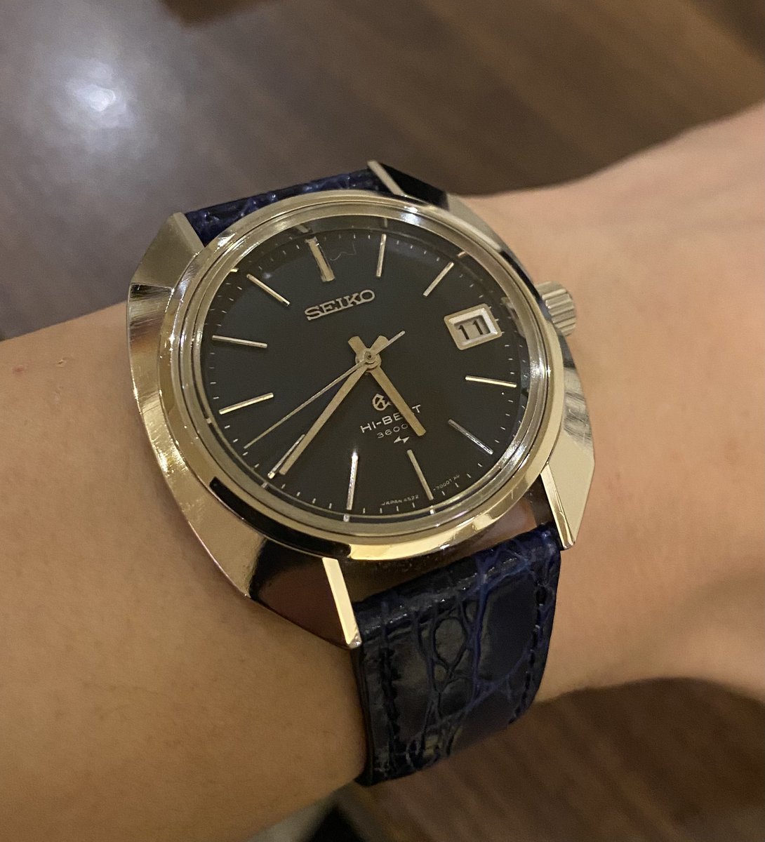 OgreCottonCandy's tweet photo. 大宮出てきまして、本日の腕時計
SEIKO GrandSeiko 45GS(オクタゴンケース)
久しぶりに着けてますけど、やっぱ良いですね…この時代にこのケースは本当に攻めた素敵なデザインですね🦉
#SEIKO
#45GS
#GrandSeiko
#鬼わた時計 https://t.co/WeBtURc8GW