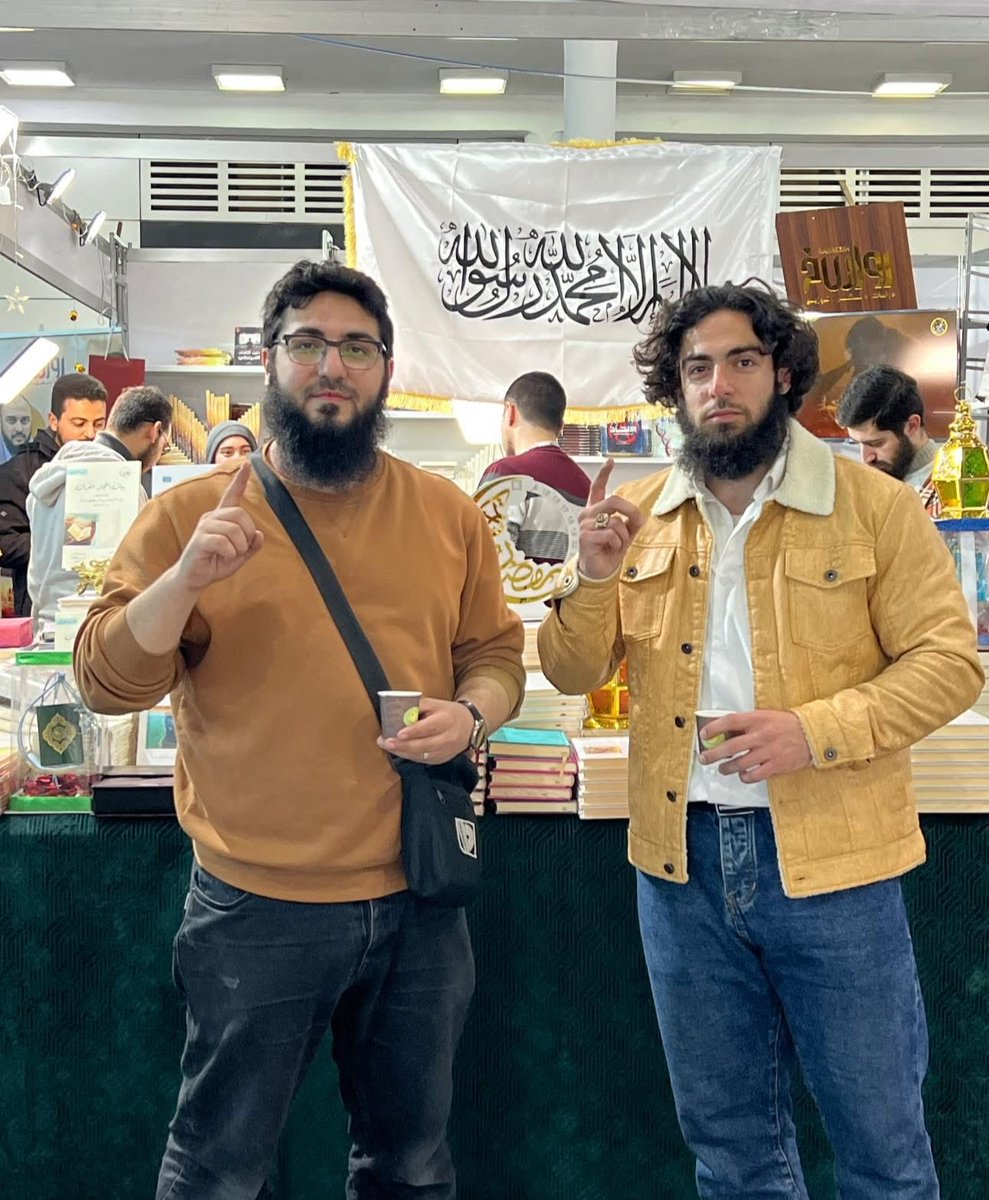 كالجوهرة في وسط المعرض
عن راية الاسلام اتحدث