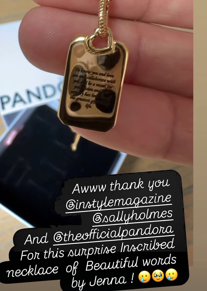 mrsortegaaddams's tweet photo. Jenna presenteou o Enrique com esse pingente  da Pandora com uma frase dela para ele e é uma das coisas mais lindas que vi. Eu amo a amizade e parceria deles. 

"Conhecer você e amar você, colaborar com você e ser um receptáculo para sua visão e sua história, tem sido um dos maiores presentes da minha vida.”