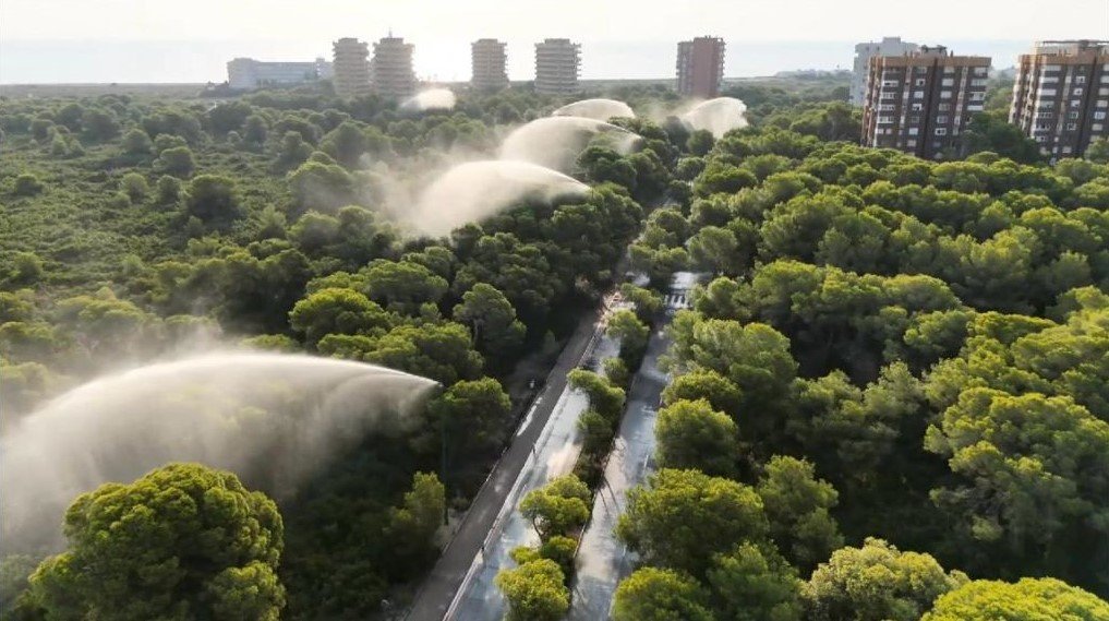 AjuntamentVLC's tweet photo. 🔴 Davant el manteniment del nivell extrem de preemergència per risc d'incendis establert també per a hui per @GVA112, 💧 tornem a activar els canons d'aigua del sistema #SIDEINFO del bosc de la Devesa de #elSaler, amb el fi d'humitejar la zona i previndre incidents. https://t.co/eplj98BORW