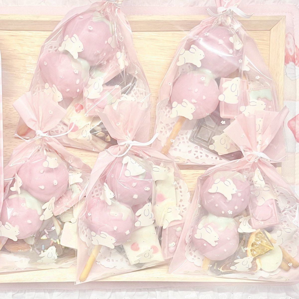 발렌타인 데이를 기다리며⋯⋯૮꒰っ´༥'ς꒱
: 딸기 케이크팝과 초콜릿을 만들었어요🤍

(케이크팝은 료일님의 영상을 참고했어요♡)