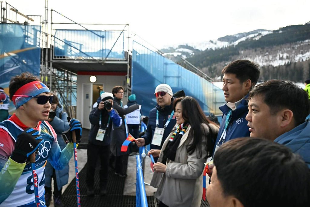 ganuuhs's tweet image. Гурван тамирчныг дагалдан 50-гаран паразит яваа гэжээшд..