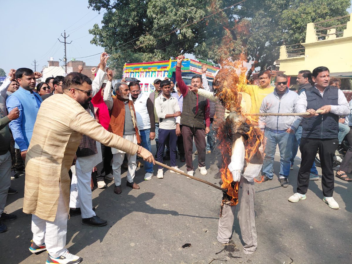 शिक्षकों को T E T अनिवार्यता के पक्ष में जयंत चौधरी के बयान पर भड़के शिक्षक समस्त शिक्षक संगठनों ने एक जुट होकर जयंत चौधरी का पुतला फूँका
