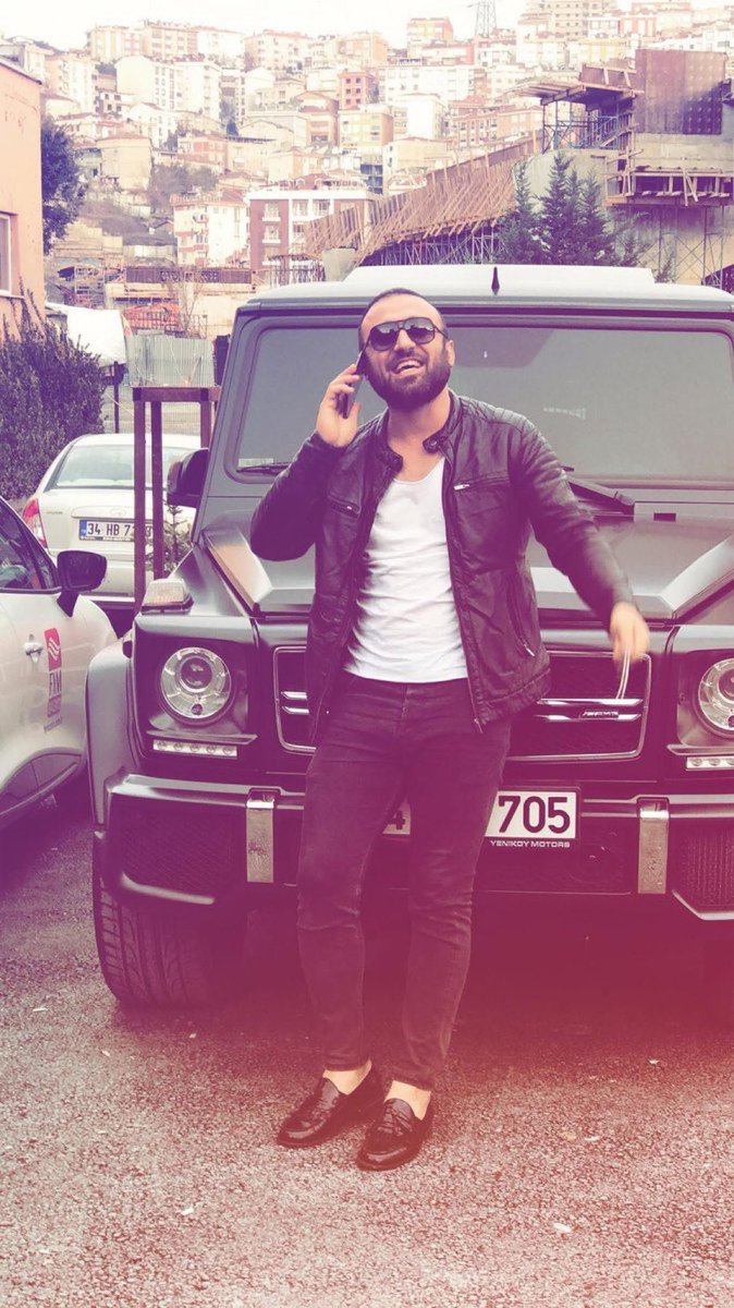 bu devirden bi sikim olmayacağını kabullenip artık sanki 2010larda yaşıyormuş gibi takılırken biz