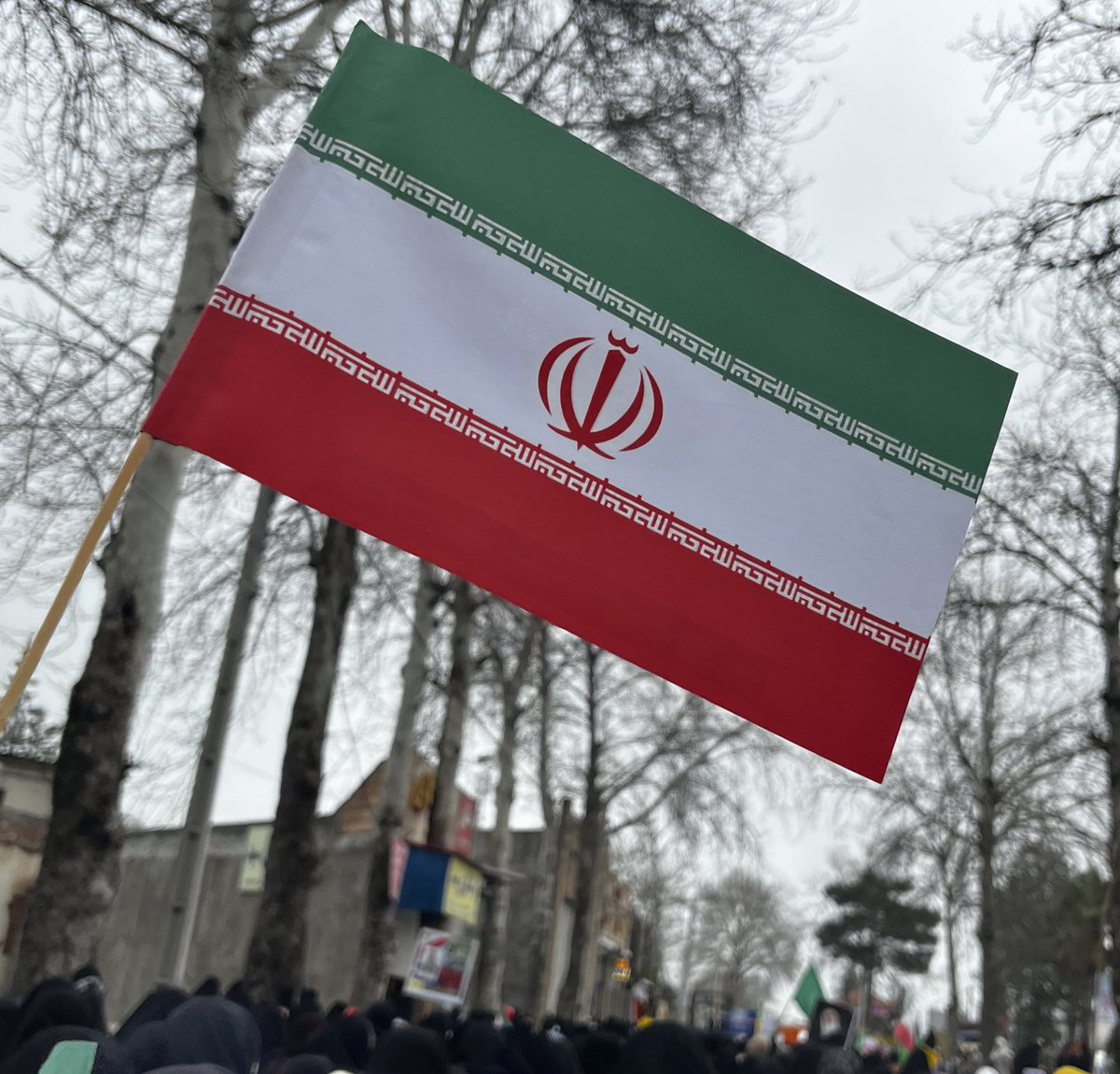 با همین پرچم ۴۰ ساله جلوی همه‌ی دنیا ایستادیم.✌🏻