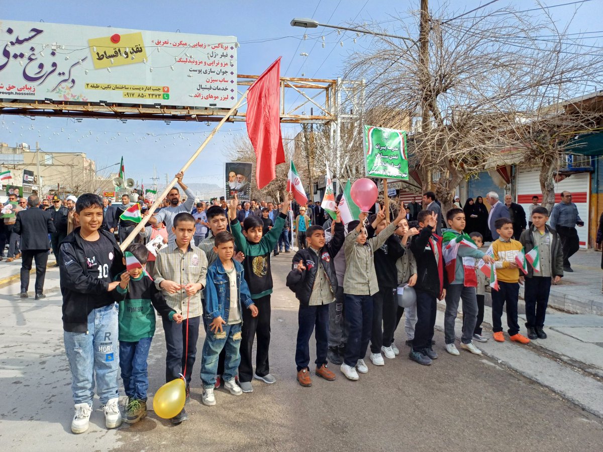 تصویری دلنشین در۲۲بهمن امسال،دوشادوشِ پیشکسوتان،دهه نودی‌هابودند که با قدم‌های کوچک اماسرشارازعزم و اراده،درجشنِ انقلاب شرکت کردند.این پلِ ارتباطی ازدیروزتافردا،نشان دادکه انقلاب اسلامی،همچنان بالنده وپویاست واین نسلِ جوان،پرچمدارِ فردایِ ایران خواهدبود
#مردم_علیه_کودتا
#فتح_بزرگ
