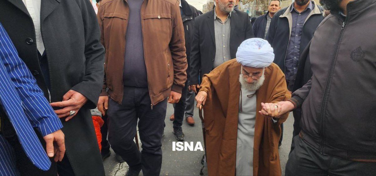 حضور نمیرالمومنین جنتی ۹۸ ساله تو راهپیمایی امروز؛
هنوز هیچ نشونه‌ای از پیری توش دیده نشده.