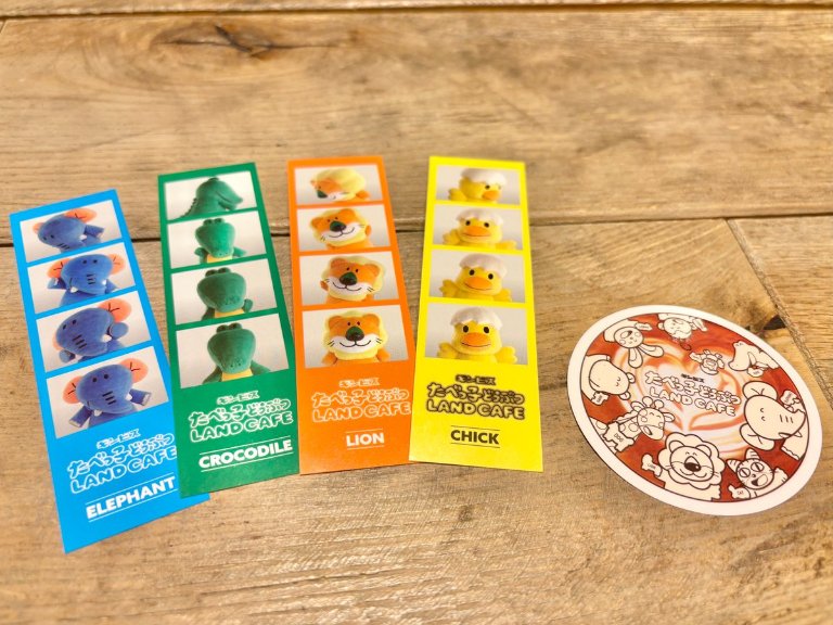 tabekko_land's tweet photo. 『たべっ子どうぶつLAND CAFE 』は、"おいしいだけ"ではないんです💡

あの大人気フォトスポットが、ステッカーになって登場！

🍪ショップでお買い物… 
🦁カフェでお食事… 
どちらも税込2,000円ごとに、あの「実写タペストリー」をイメージしたスペシャルなステッカーを1枚プレゼント🎁📸

予約特典のステッカーも合わせると、 テーブルの上がどうぶつさんでいっぱいに…！🌈🐾

🐾予約はこちら
https://t.co/HoCtgiLsqj　

#たべっ子どうぶつLANDCAFE
#ギンビス