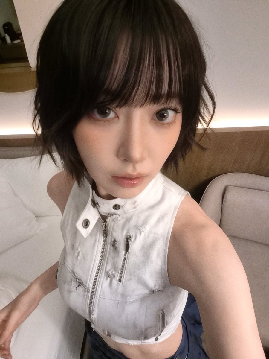 FIMBASE's tweet photo. [WEVERSE DM] 260211 #SAKURA 🌸 (1/2)

: during the U.S. tour https://t.co/E43Xv9ZiR1
