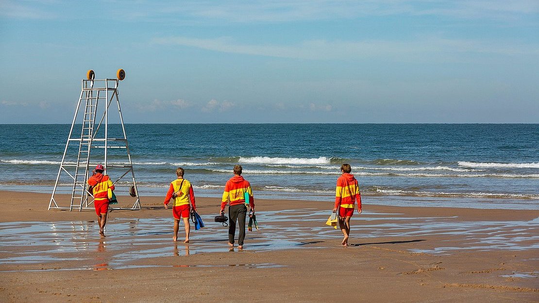 SÉCURITÉ. La Ville de Saint-Jean-de-Luz ouvre le recrutement de 42 MNS pour assurer la surveillance de ses plages durant la saison estivale 2026. Les candidats retenus seront chargés du bien-être des baigneurs tout au long de l’été. Plus d'info 👉 petitesaffiches64.com/toutes-les-act…