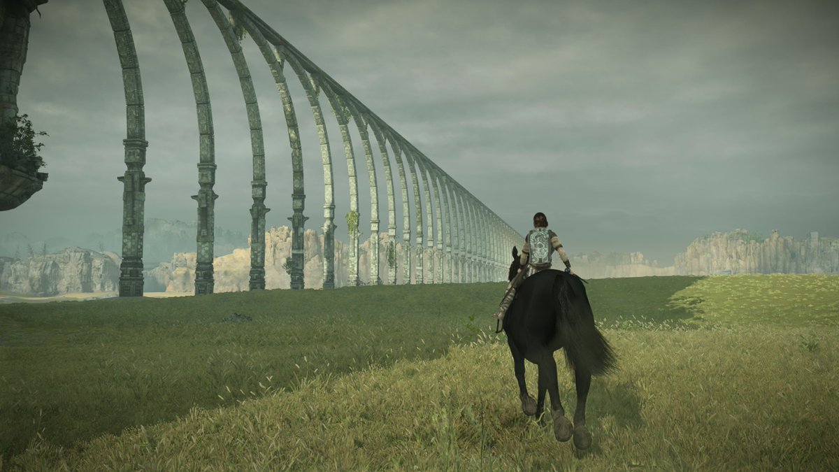 Son günlerde Shadow of the Colossus oynuyorum. PS2 ve PS3 döneminde oynama fırsatım olmamıştı. Oyunun çok farklı bir havası var hoşuma gitti yalnızlık hissini güzel veriyor. 

Atmosfer olarak bazı yerlerde Elden Ring ve NieR: Automata’yı hatırlatıyor bana.
#OyunsuzGelecekOlmaz