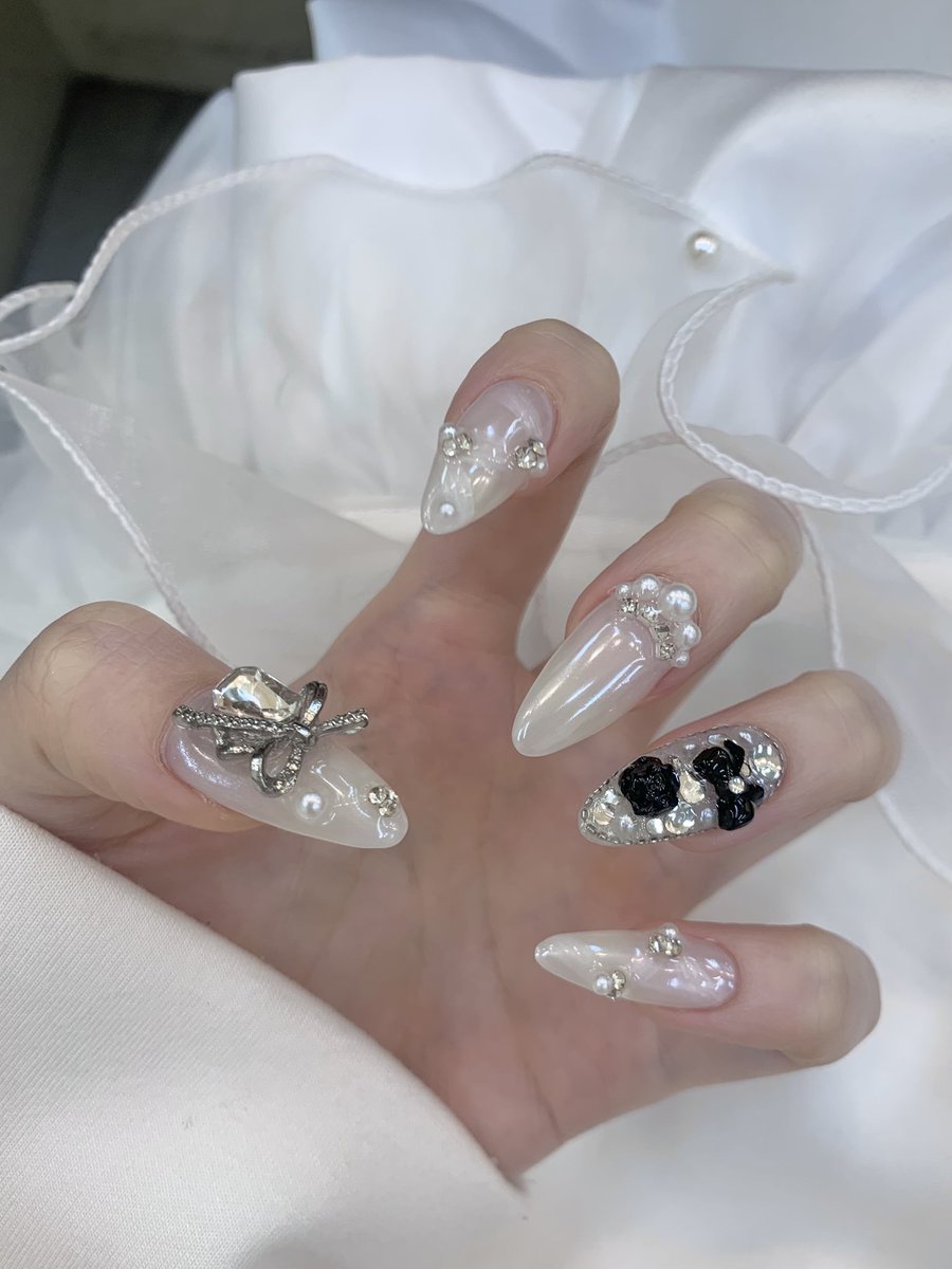 #ルミナス2026 昼公演に
ご来場いただきありがとうございました！
盛り上がってくださりちょー！！嬉しかったです！！
たくさん食べて夜公演も頑張ります！

ルミナス仕様のネイルです🤍🖤